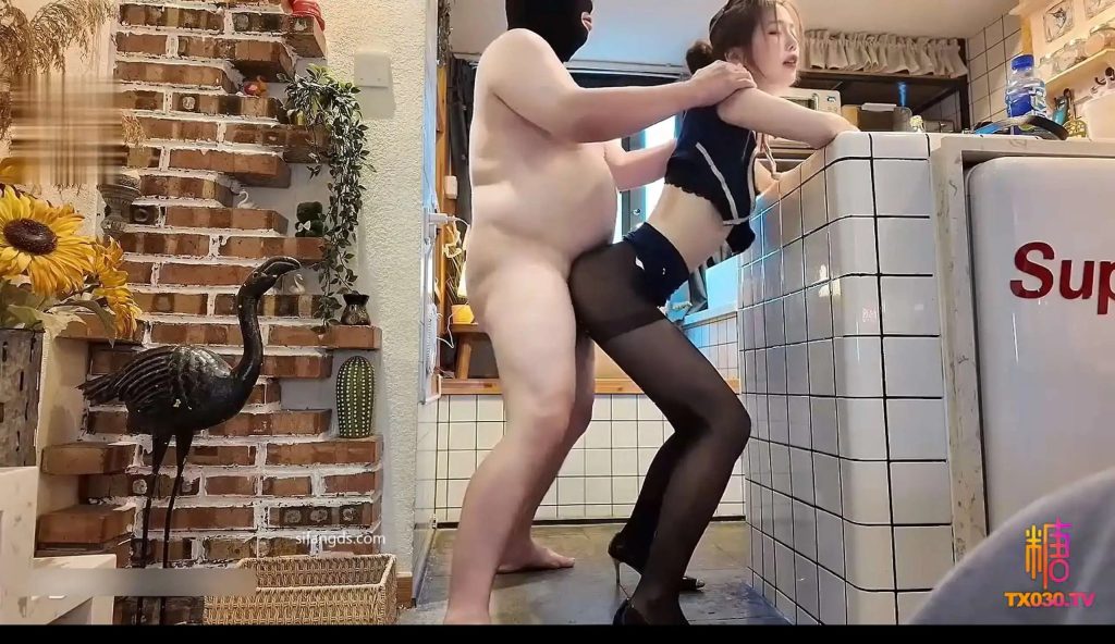 连干两发 痴汉入侵空姐家 (2)