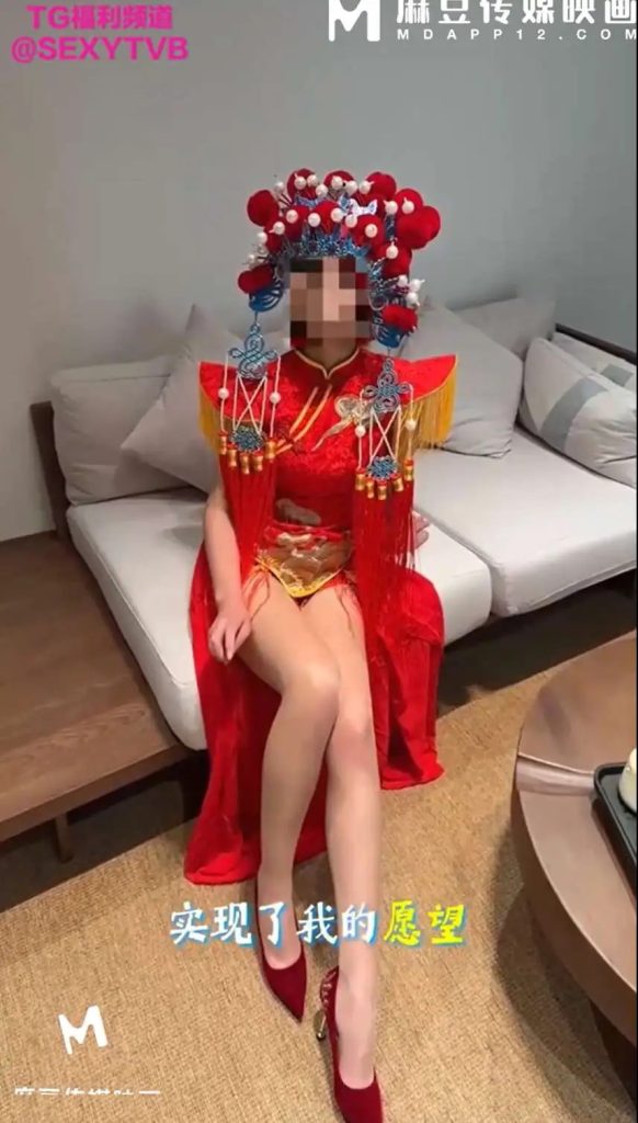 让姐姐穿上独特中式服装 (5)